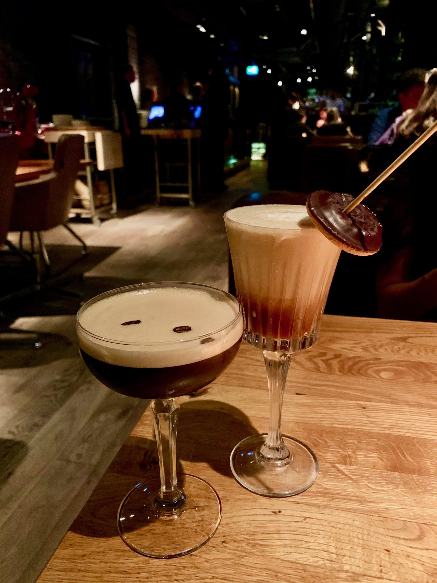 2 cocktails on an oak table in Clouds